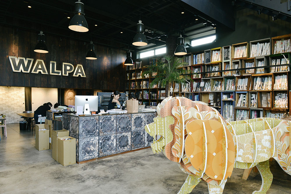 壁紙が住まいを変える 濱本廣一 壁紙屋本舗 Walpa 1 Wallpaper Museum Walpa Osakaとオフィス探訪 うちまちだんち